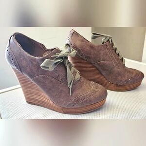 Restricted Women's 8.5 Wingtip Wedge Pumps